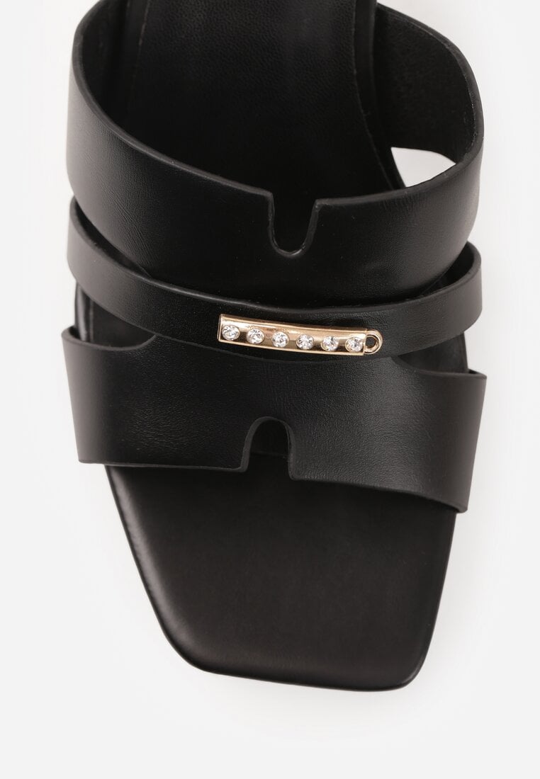 Czarne Klapki na Słupku z Kwadratowym Noskiem i Ozdobnymi Wycięciami Daerika