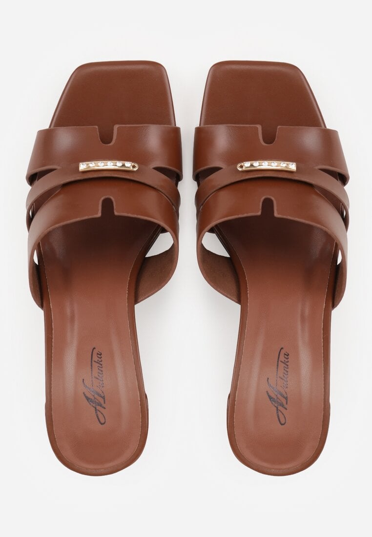 Brązowe Klapki na Słupku z Kwadratowym Noskiem i Ozdobnymi Wycięciami Daerika