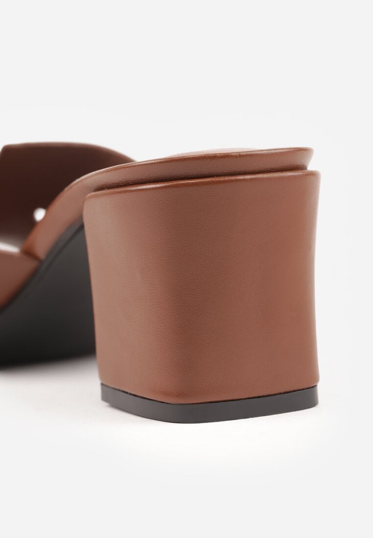 Brązowe Klapki na Słupku z Kwadratowym Noskiem i Ozdobnymi Wycięciami Daerika