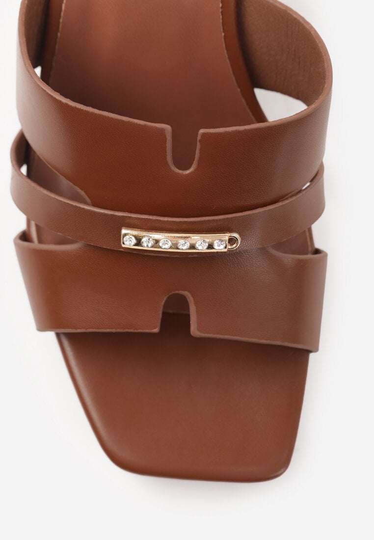 Brązowe Klapki na Słupku z Kwadratowym Noskiem i Ozdobnymi Wycięciami Daerika