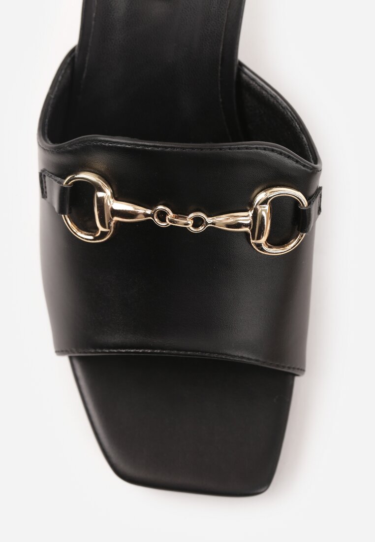 Czarne Klapki na Słupku z Kwadratowym Noskiem i Elegancką Klamerką Genissa