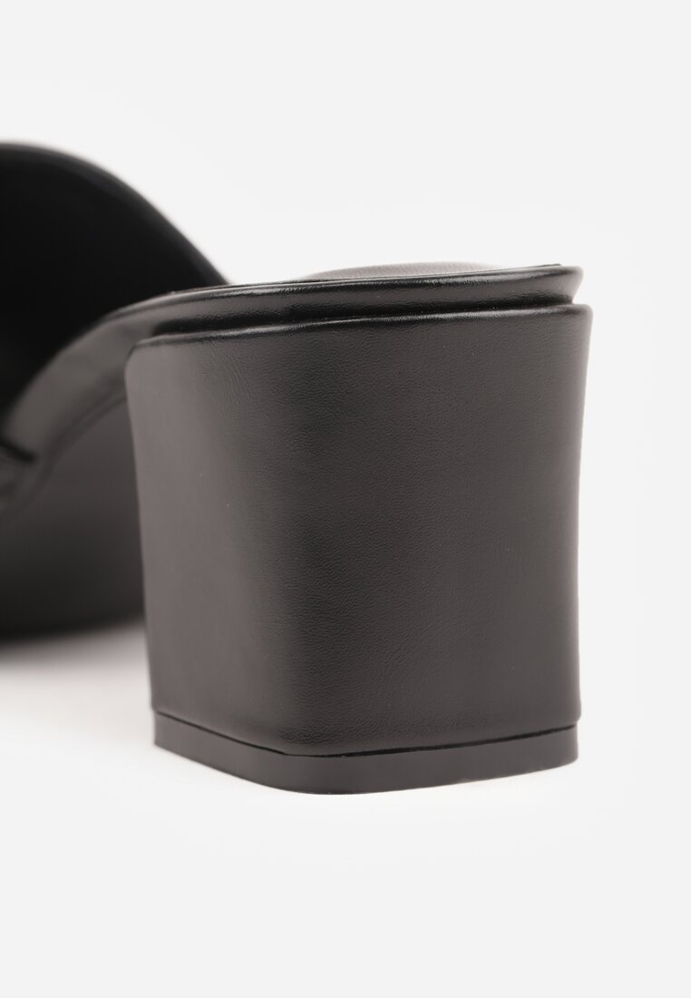 Czarne Klapki na Słupku z Kwadratowym Noskiem i Elegancką Klamerką Genissa