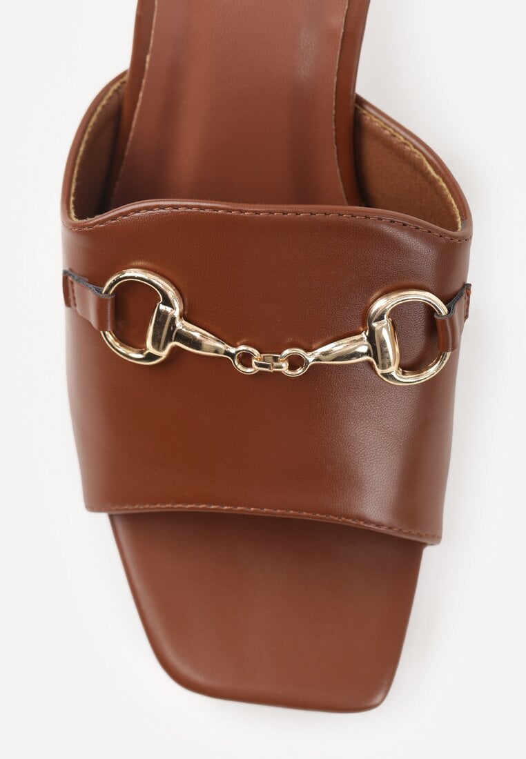 Brązowe Klapki na Słupku z Kwadratowym Noskiem i Elegancką Klamerką Genissa