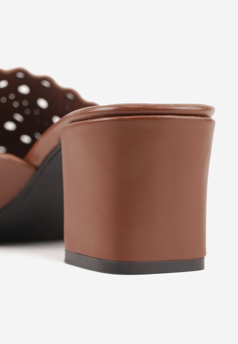 Brązowe Ażurowe Klapki na Słupkowym Obcasie z Kwadratowym Noskiem Lumetia