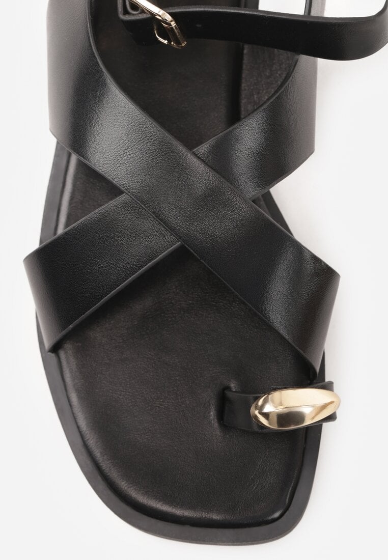 Czarne Sandały z Paskiem na Palec z Metaliczną Aplikacją i Klamerką Ailintra