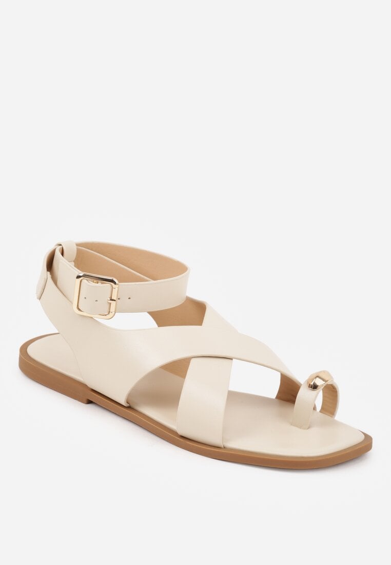 Beżowe Sandały z Paskiem na Palec z Metaliczną Aplikacją i Klamerką Ailintra