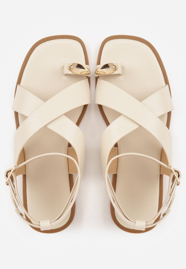 Beżowe Sandały z Paskiem na Palec z Metaliczną Aplikacją i Klamerką Ailintra
