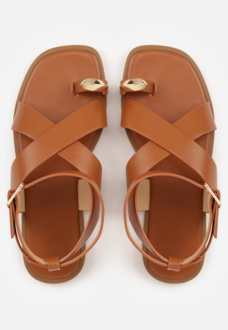 Jasnobrązowe Sandały z Paskiem na Palec z Metaliczną Aplikacją i Klamerką Ailintra