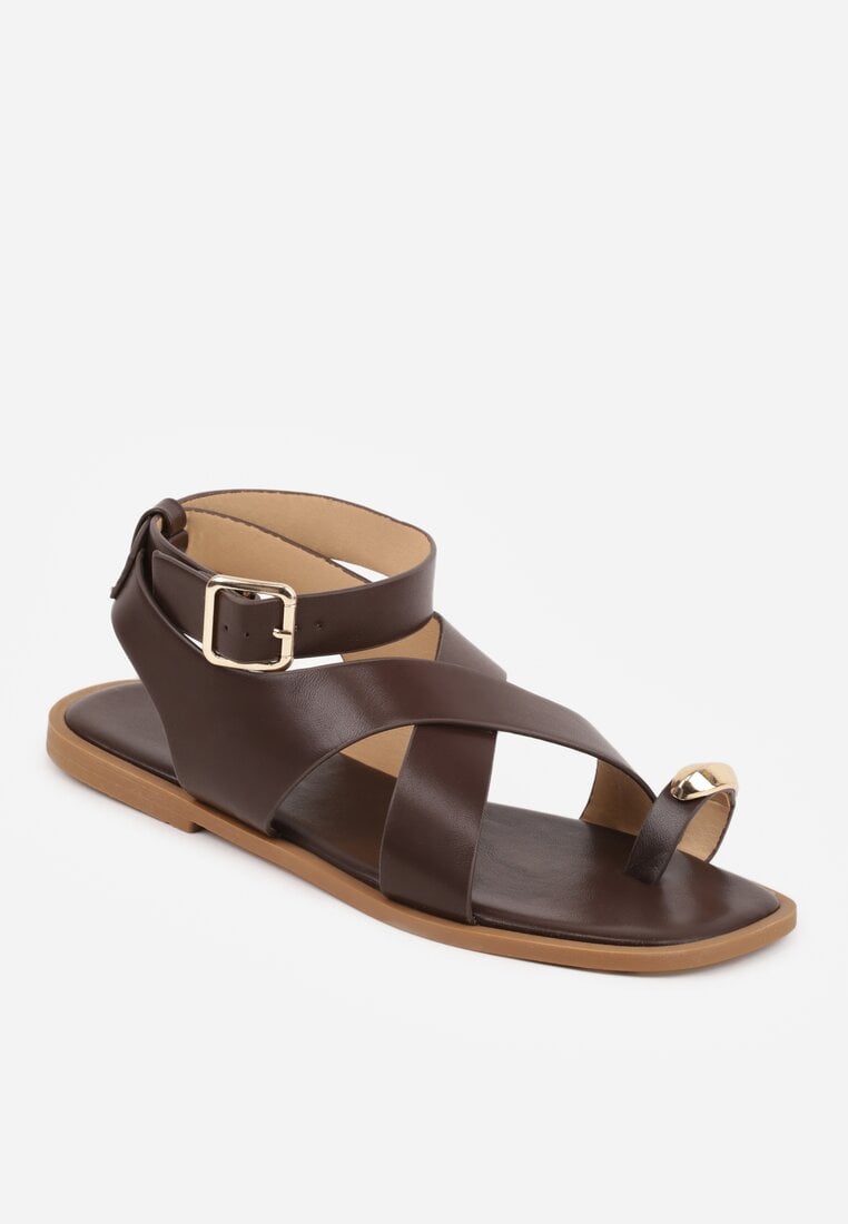 Brązowe Sandały z Paskiem na Palec z Metaliczną Aplikacją i Klamerką Ailintra