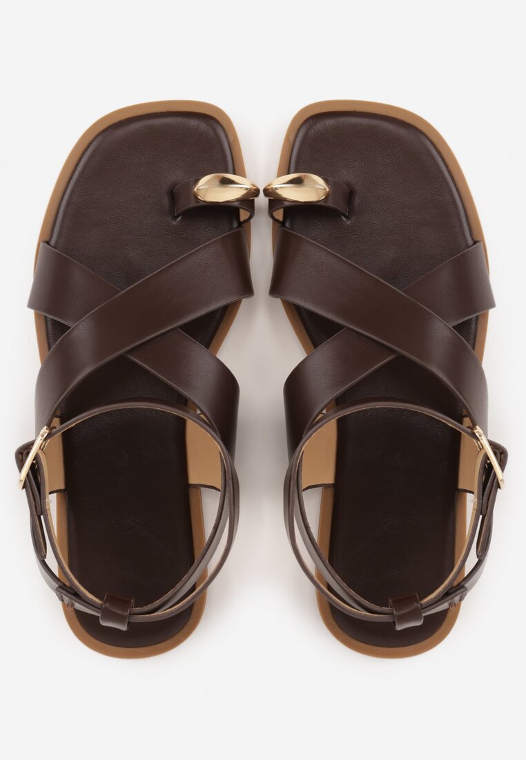 Brązowe Sandały z Paskiem na Palec z Metaliczną Aplikacją i Klamerką Ailintra