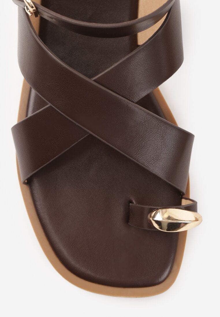 Brązowe Sandały z Paskiem na Palec z Metaliczną Aplikacją i Klamerką Ailintra