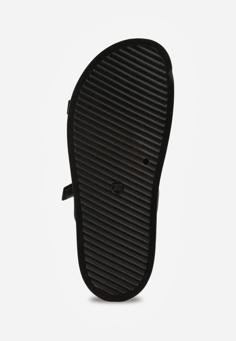 Czarne Klapki Ozdobione Metalicznymi Klamrami Zelivra