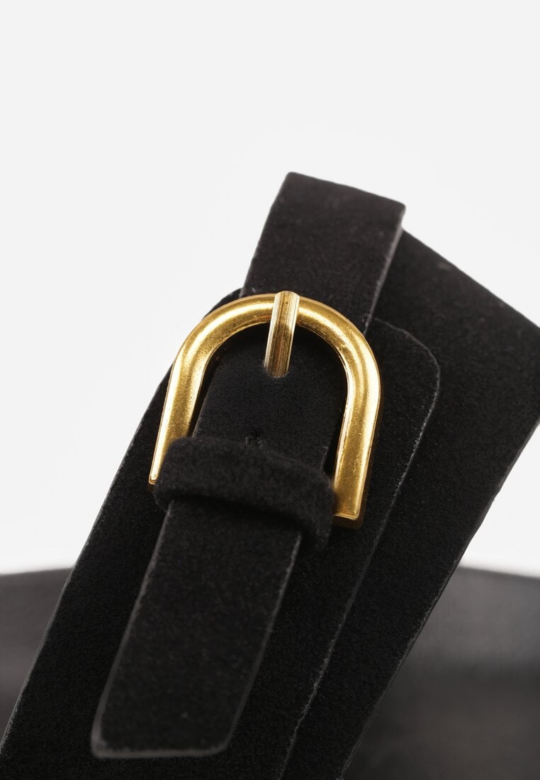 Czarne Klapki Ozdobione Metalicznymi Klamrami Zelivra