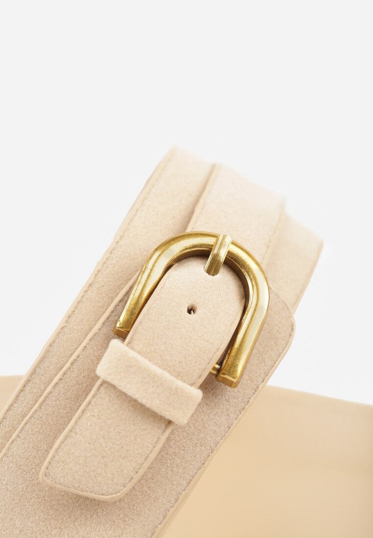 Beżowe Klapki Ozdobione Metalicznymi Klamrami Zelivra