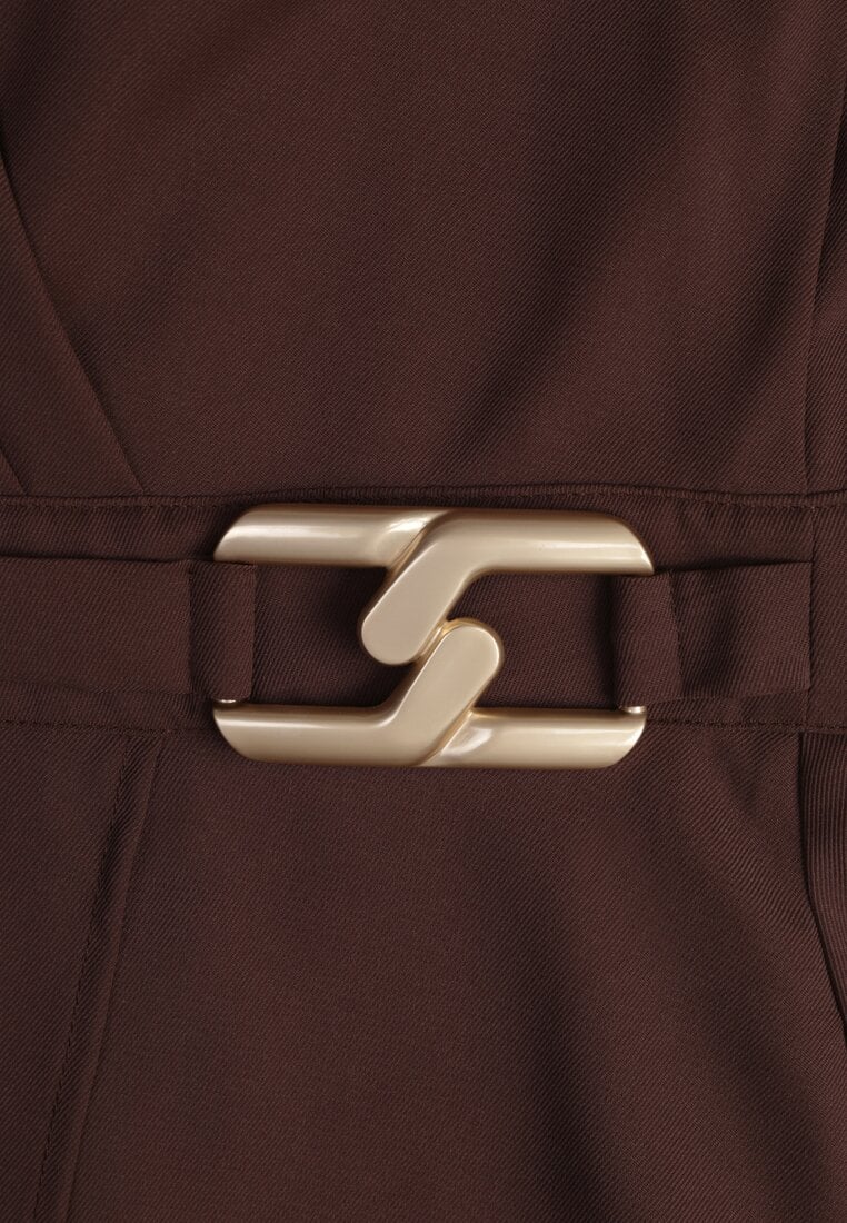 Brązowa Elegancka Sukienka o Kopertowym Kroju Zdobiona Aplikacją w Talii Zilendra