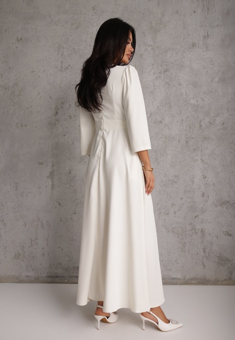 Jasnobeżowa Elegancka Sukienka o Kopertowym Kroju Zdobiona Aplikacją w Talii Zilendra