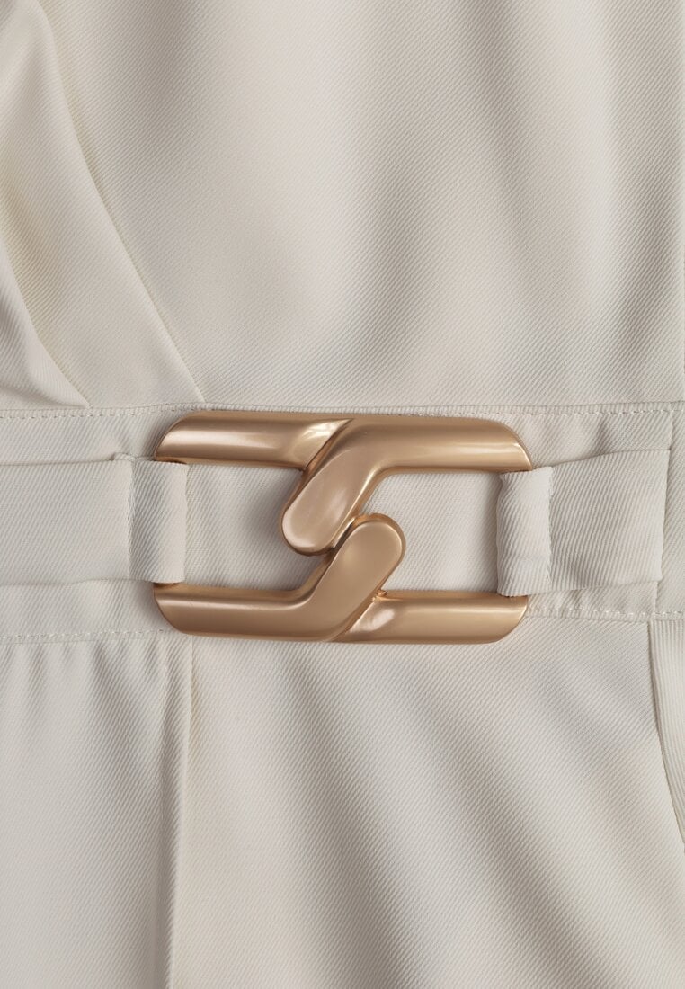 Jasnobeżowa Elegancka Sukienka o Kopertowym Kroju Zdobiona Aplikacją w Talii Zilendra