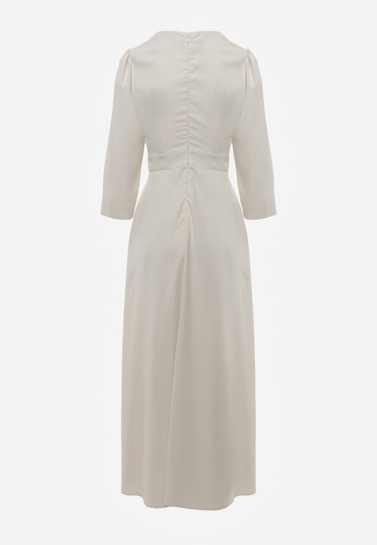 Jasnobeżowa Elegancka Sukienka o Kopertowym Kroju Zdobiona Aplikacją w Talii Zilendra
