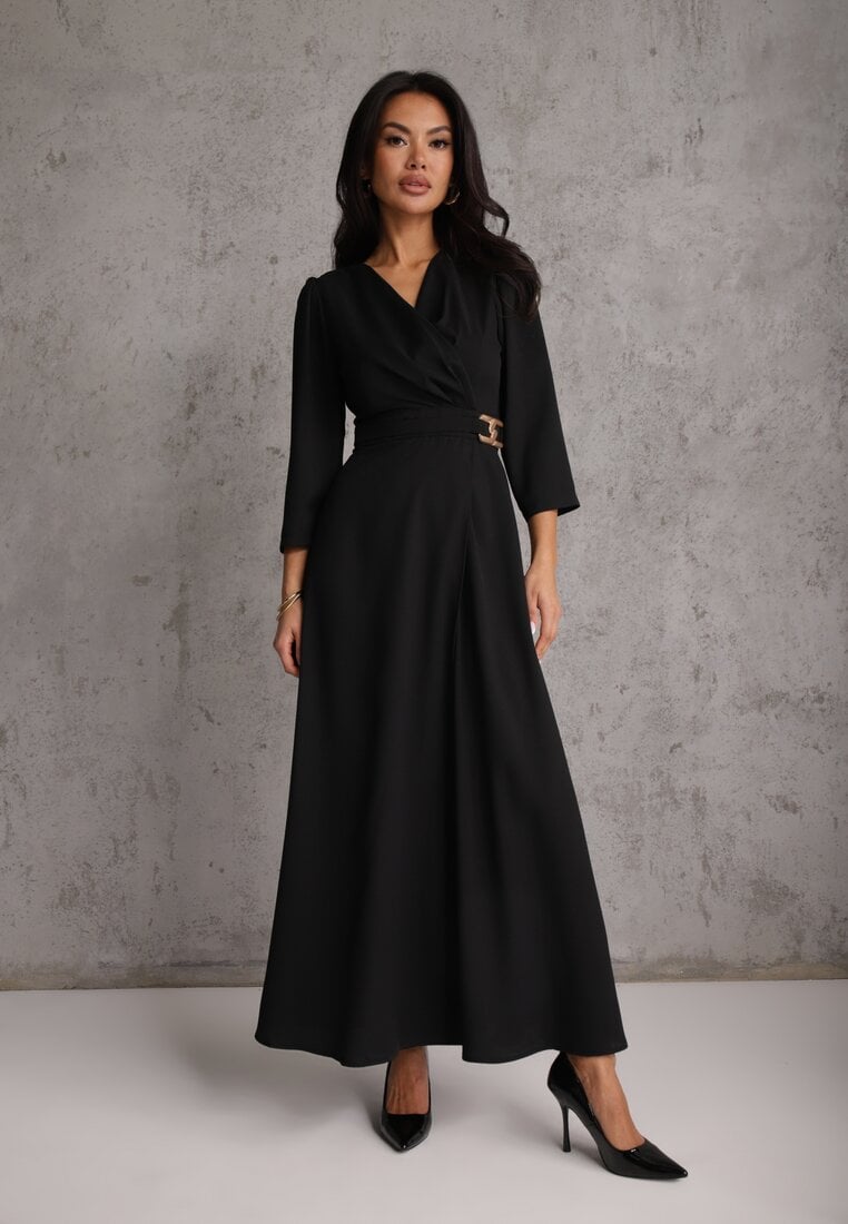 Czarna Elegancka Sukienka o Kopertowym Kroju Zdobiona Aplikacją w Talii Zilendra