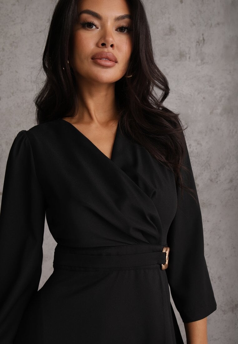 Czarna Elegancka Sukienka o Kopertowym Kroju Zdobiona Aplikacją w Talii Zilendra