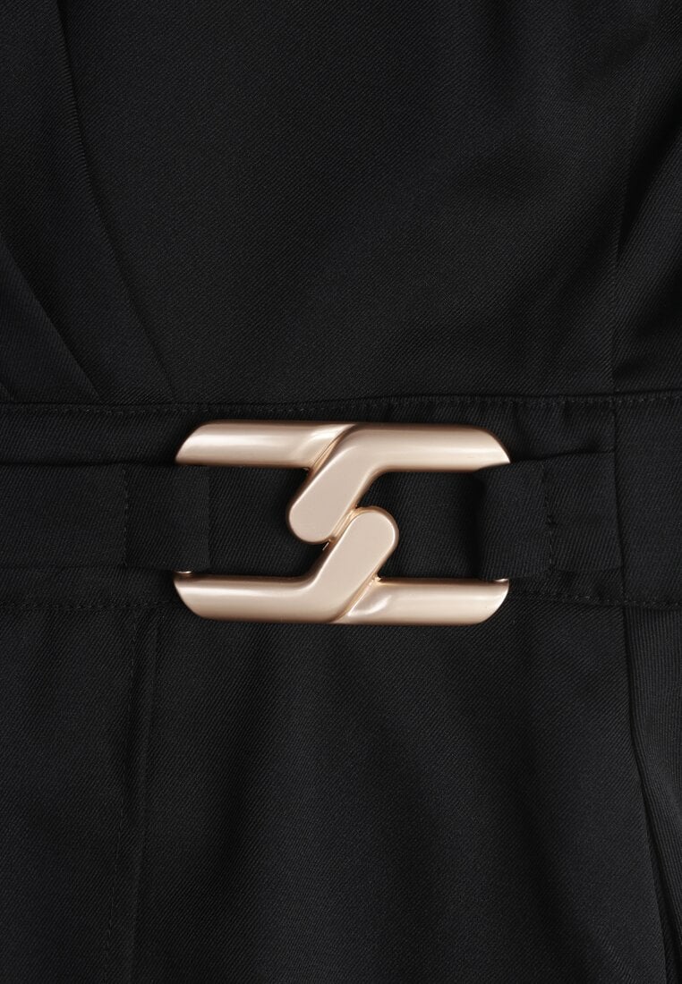 Czarna Elegancka Sukienka o Kopertowym Kroju Zdobiona Aplikacją w Talii Zilendra