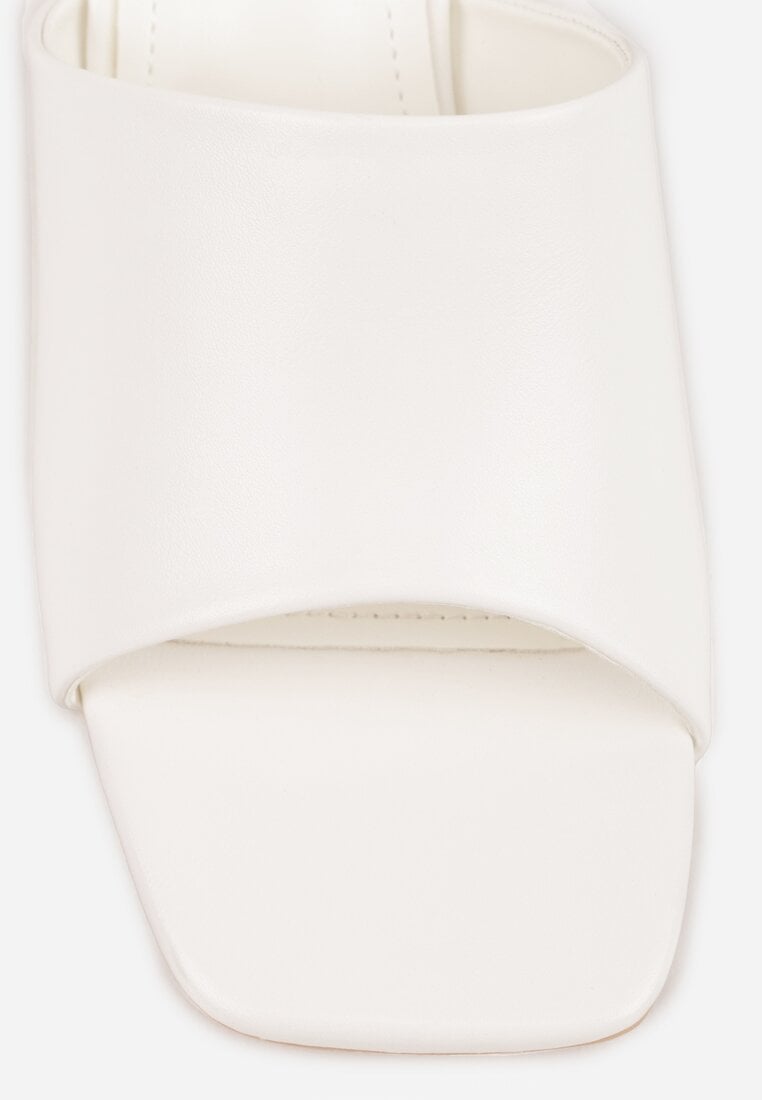 Białe Eleganckie Klapki na Słupku z Otwartym Noskiem Kwadratowym Hippeis