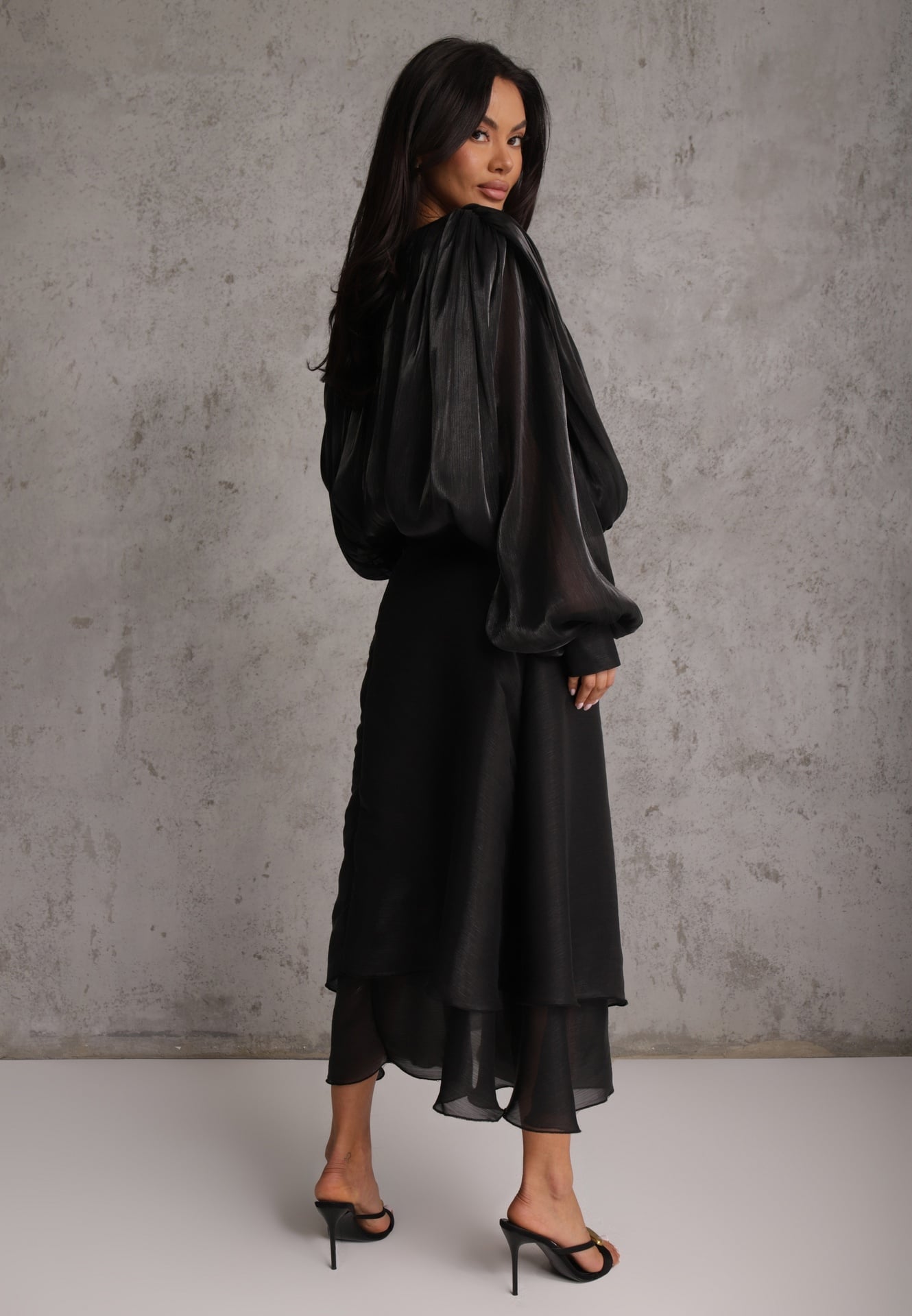 Czarna Rozkloszowana Sukienka Wieczorowa z Szyfonowej Tkaniny Amanna