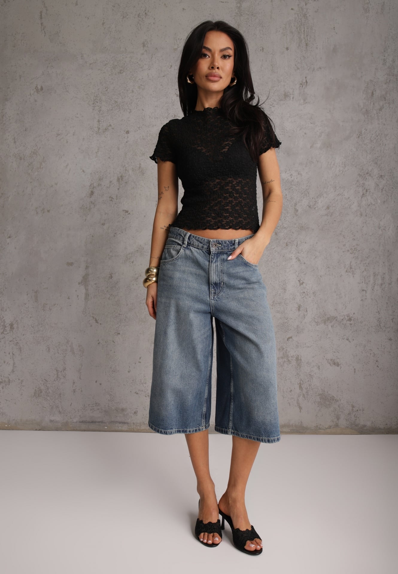 Czarna Dopasowana Bluzka z Koronki z Krótkim Rękawem Britune