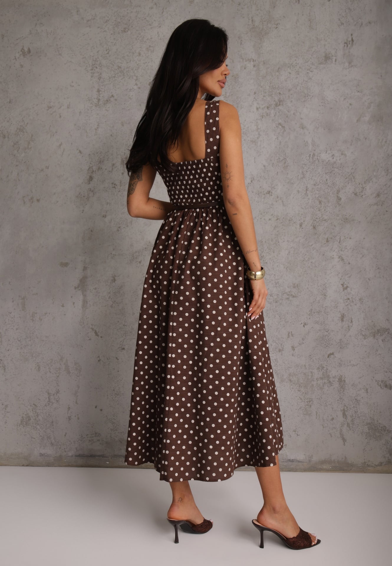 Brązowa Retro Sukienka z Bawełny i Wiskozy w Kropki o Rozkloszowanym Kroju Phrithoe