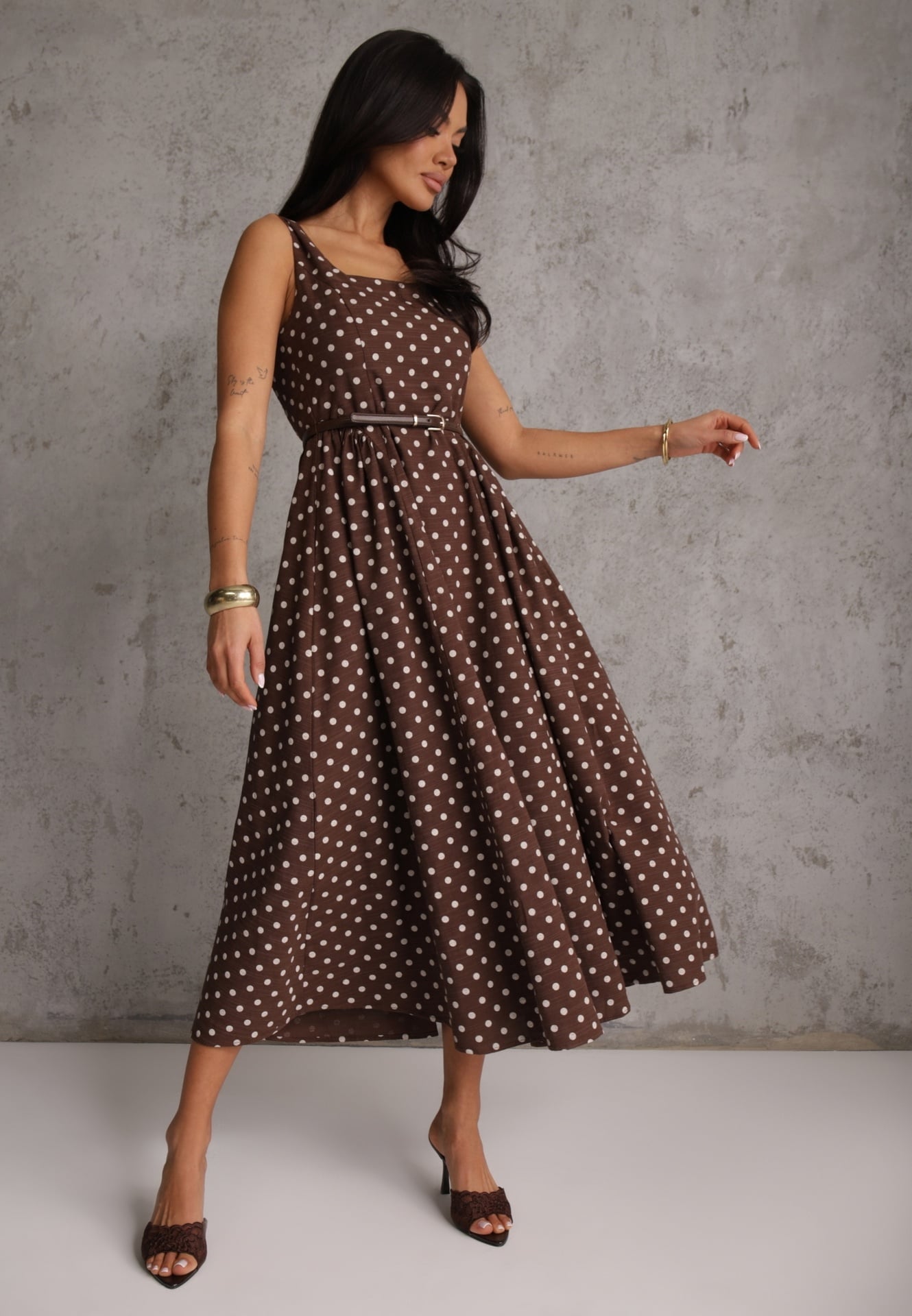 Brązowa Retro Sukienka z Bawełny i Wiskozy w Kropki o Rozkloszowanym Kroju Phrithoe