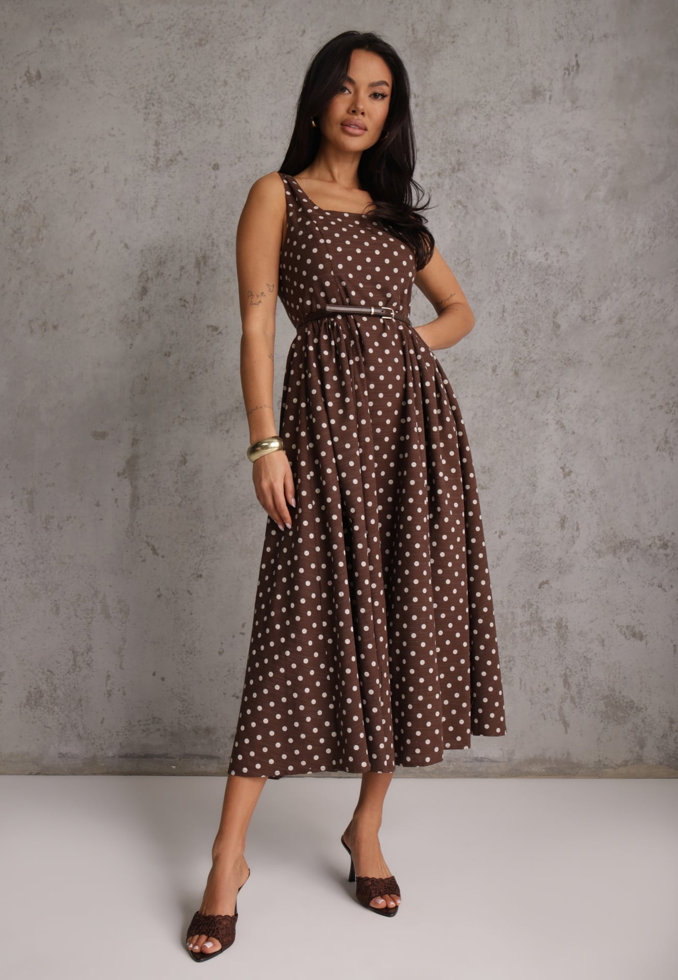 Brązowa Retro Sukienka z Bawełny i Wiskozy w Kropki o Rozkloszowanym Kroju Phrithoe