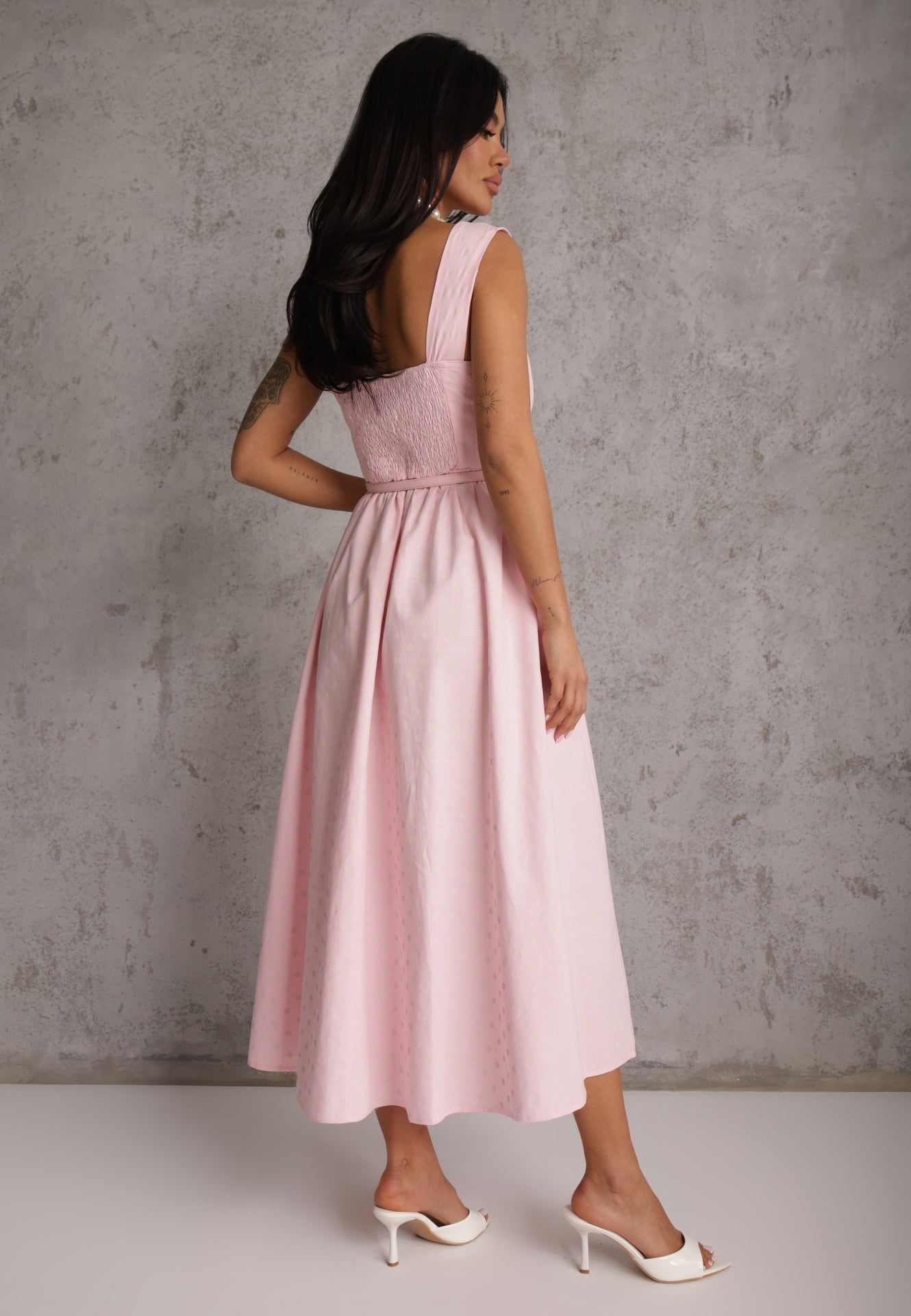 Różowa Retro Sukienka z Bawełny i Wiskozy w Kropki o Rozkloszowanym Kroju Phrithoe