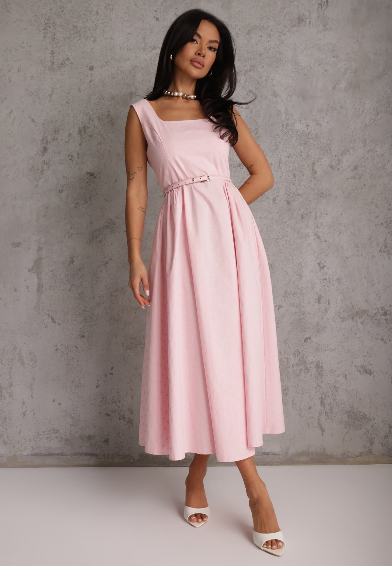 Różowa Retro Sukienka z Bawełny i Wiskozy w Kropki o Rozkloszowanym Kroju Phrithoe