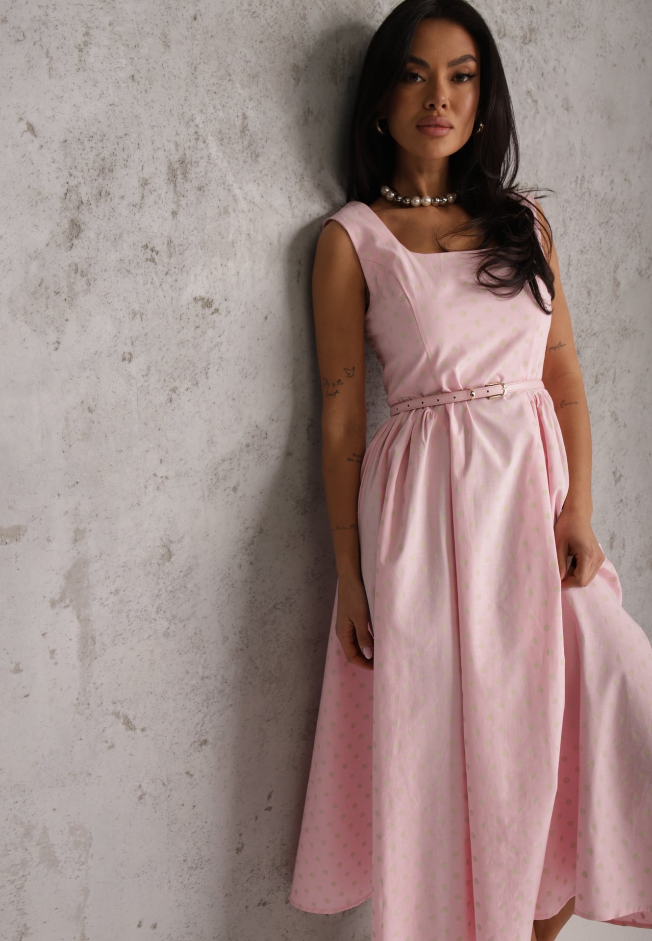 Różowa Retro Sukienka z Bawełny i Wiskozy w Kropki o Rozkloszowanym Kroju Phrithoe