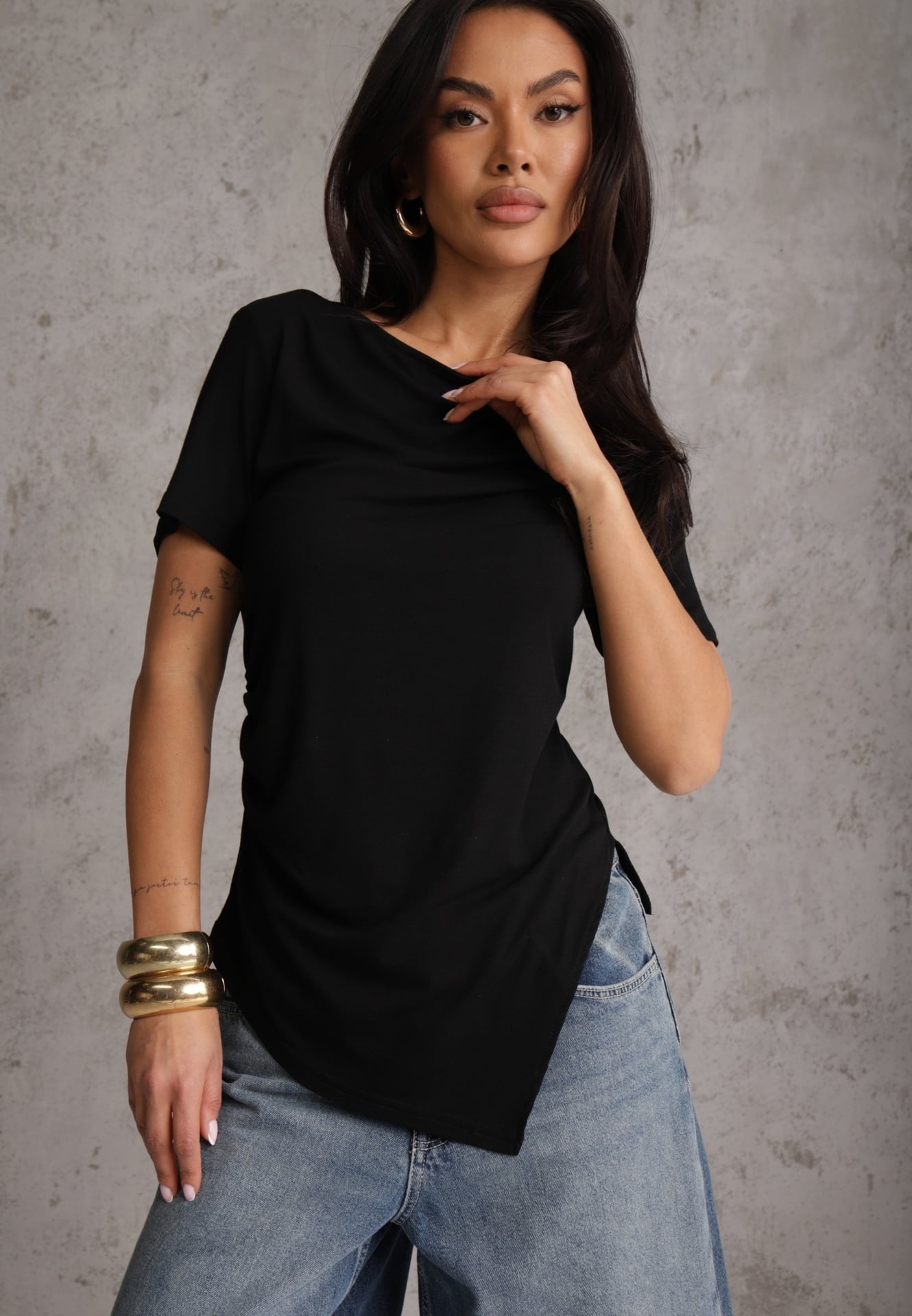 Czarna Asymetryczna Bluzka z Wiskozy z Krótkim Rękawem Zdobiona Marszczeniem Undishi