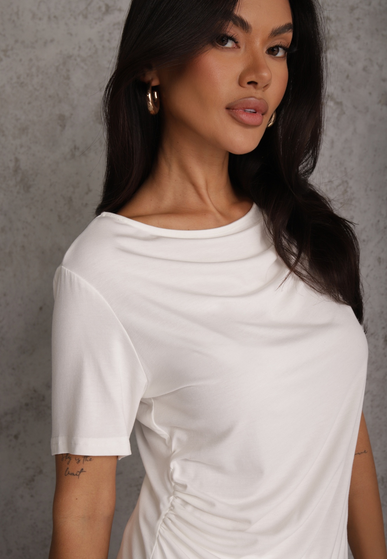 Biała Asymetryczna Bluzka z Wiskozy z Krótkim Rękawem Zdobiona Marszczeniem Undishi