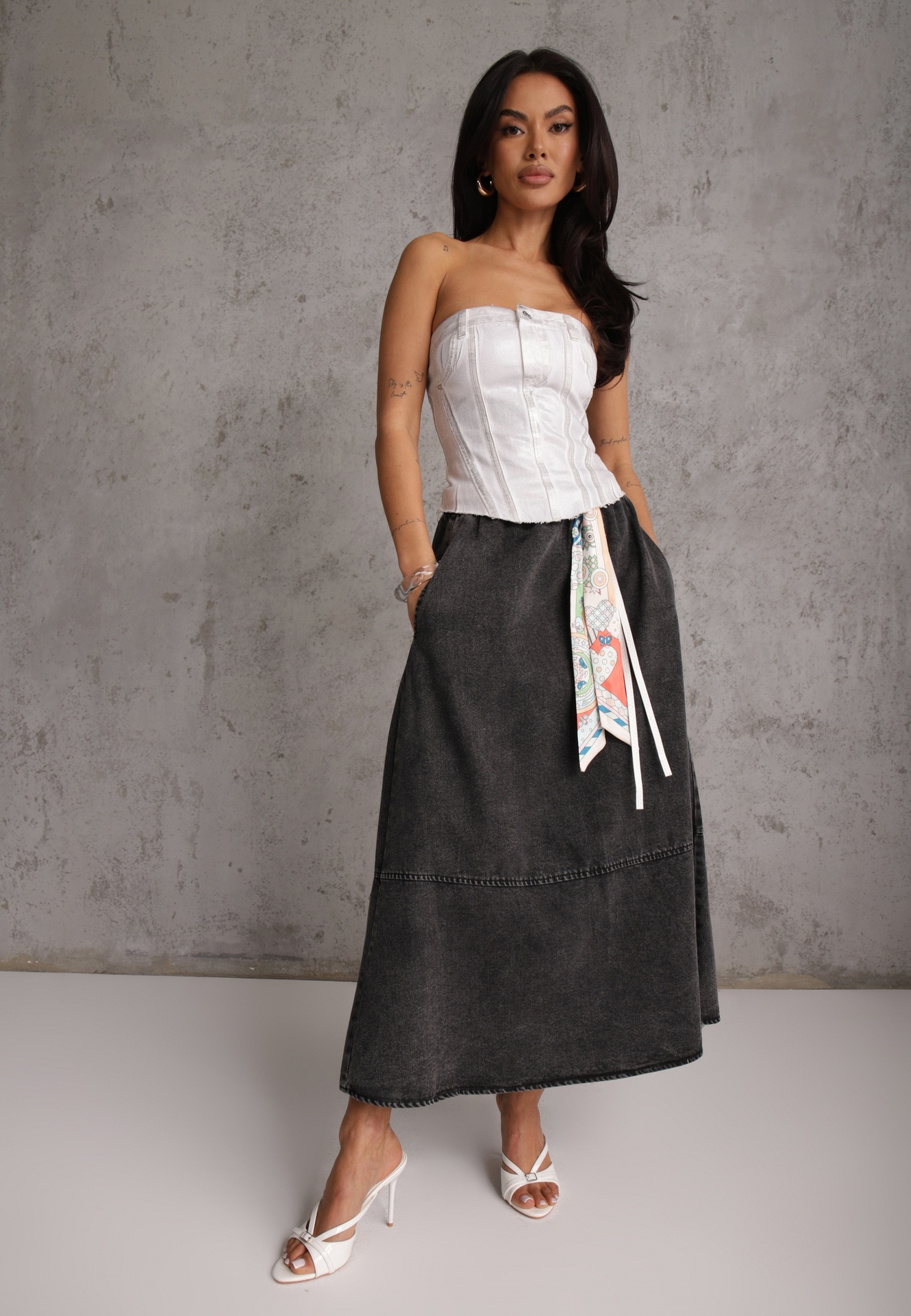 Czarna Bawełniana Spódnica Jeansowa o Rozkloszowanym Kroju z Ozdobnym Paskiem Eatiane