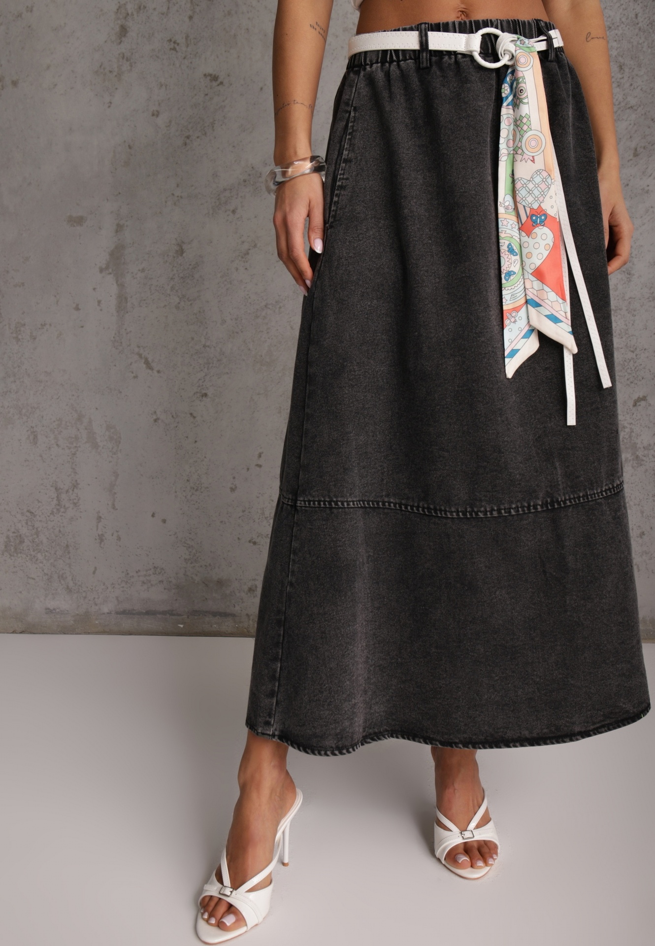 Czarna Bawełniana Spódnica Jeansowa o Rozkloszowanym Kroju z Ozdobnym Paskiem Eatiane