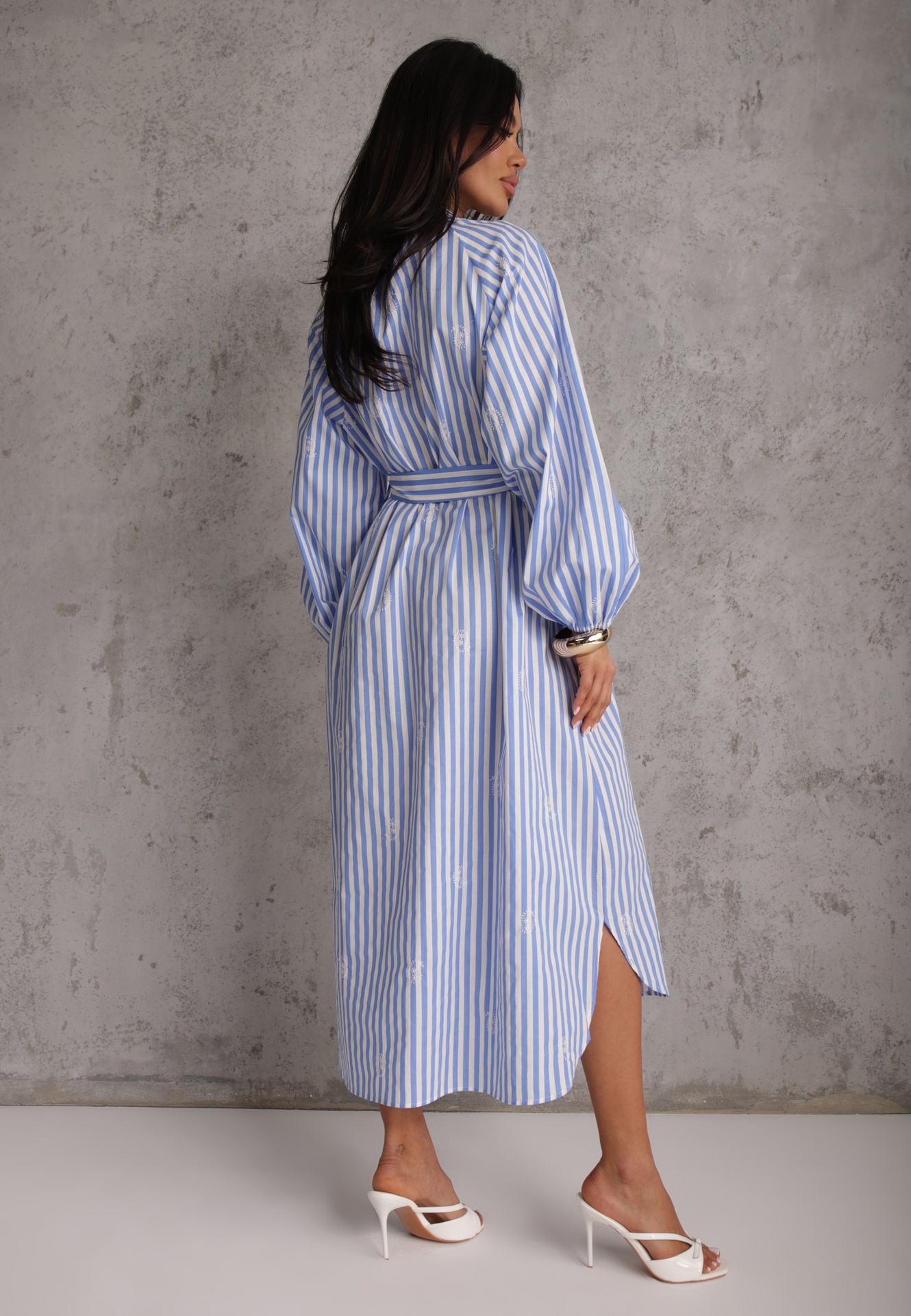 Niebieska Bawełniana Sukienka o Pudełkowym Kroju z Haftem i Wiązanym Paskiem Guineney