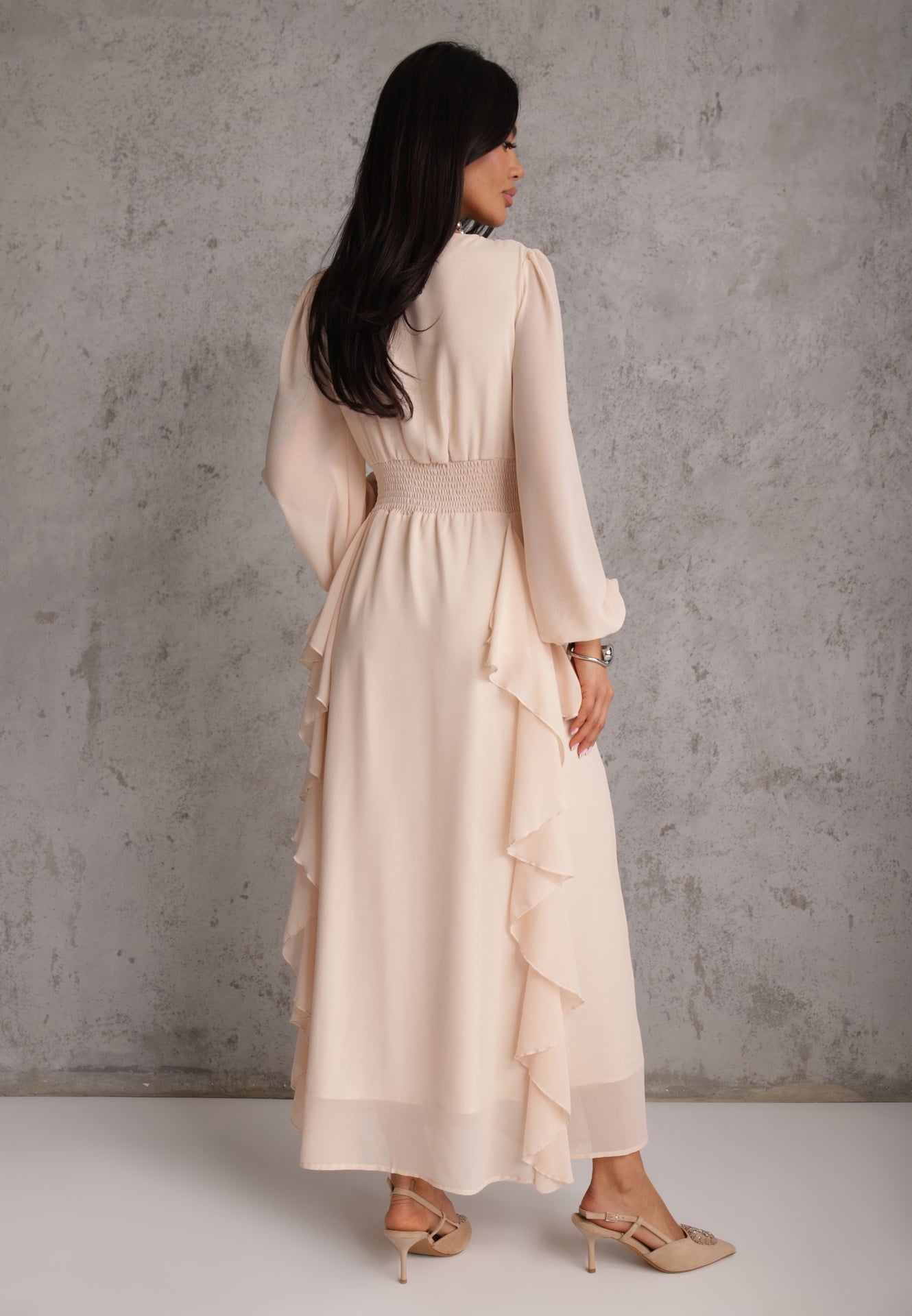 Beżowa Rustykalna Sukienka Wieczorowa z Falbanami i Marszczeniem w Talii Himereanes