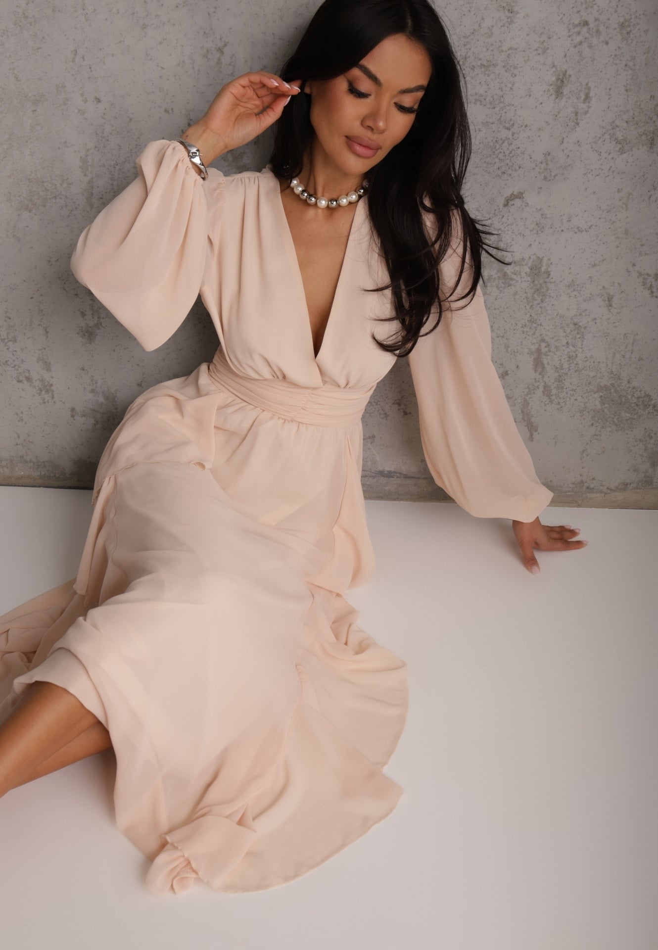 Beżowa Rustykalna Sukienka Wieczorowa z Falbanami i Marszczeniem w Talii Himereanes