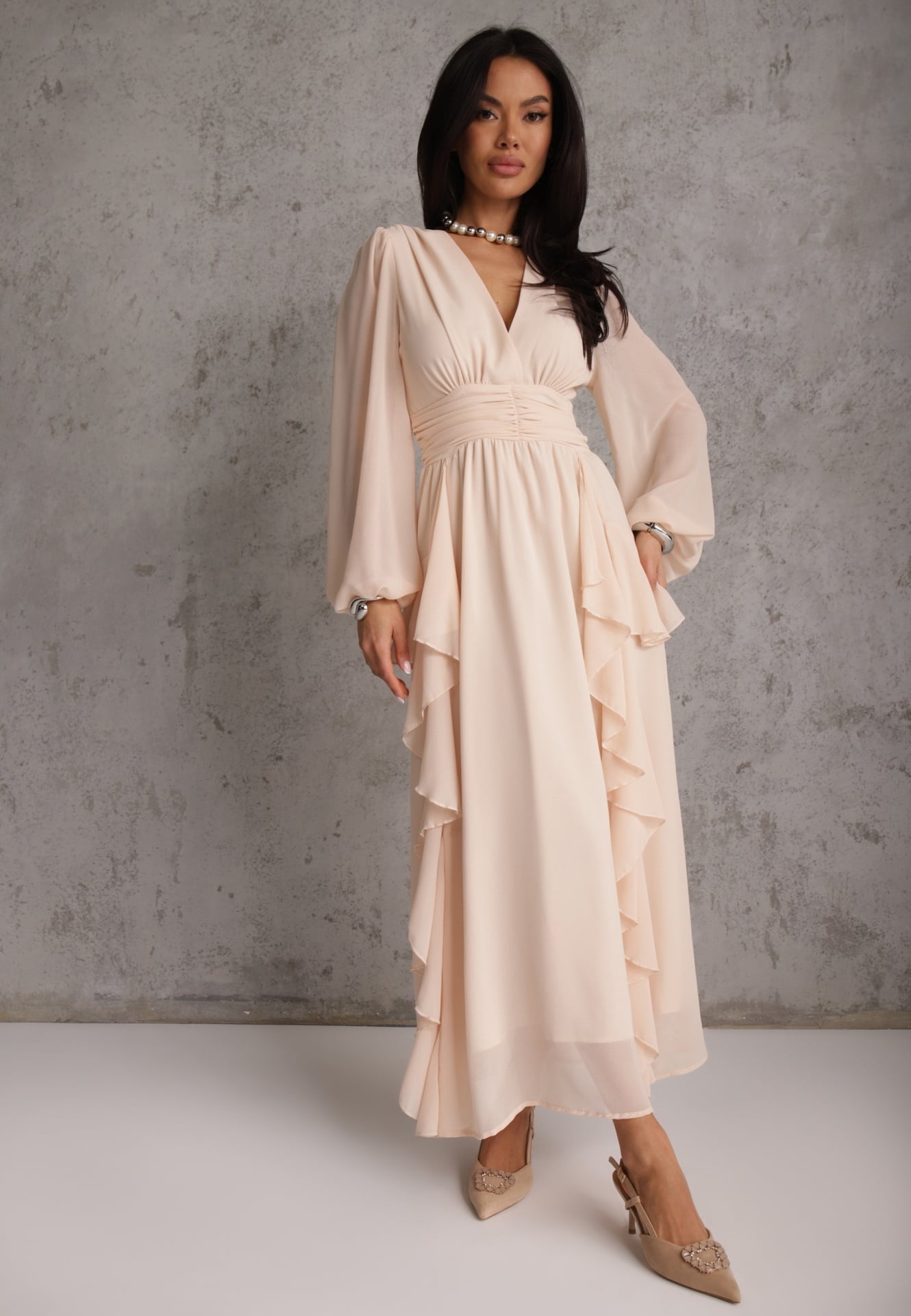 Beżowa Rustykalna Sukienka Wieczorowa z Falbanami i Marszczeniem w Talii Himereanes