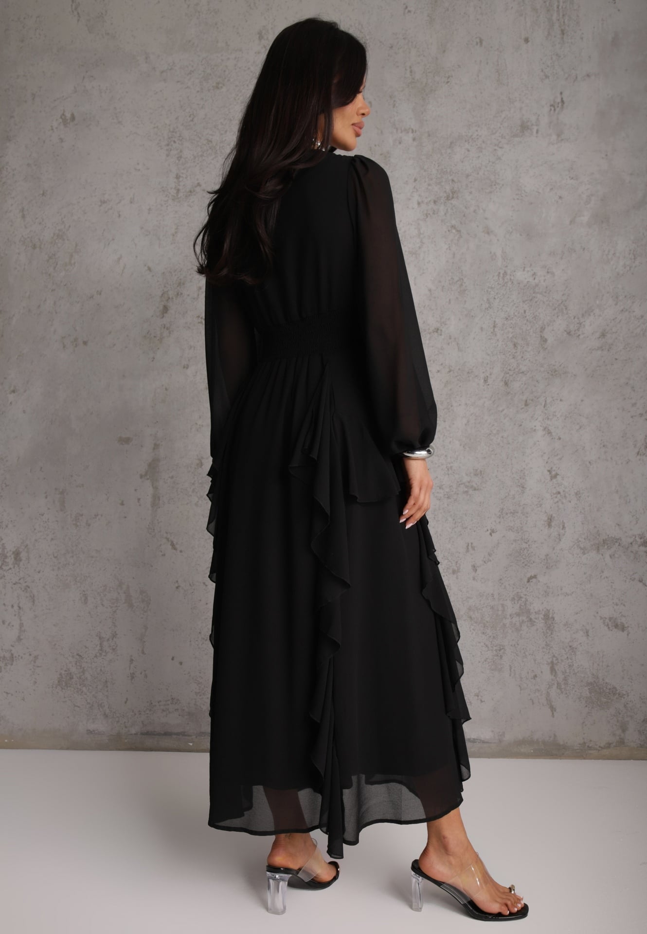 Czarna Rustykalna Sukienka Wieczorowa z Falbanami i Marszczeniem w Talii Himereanes