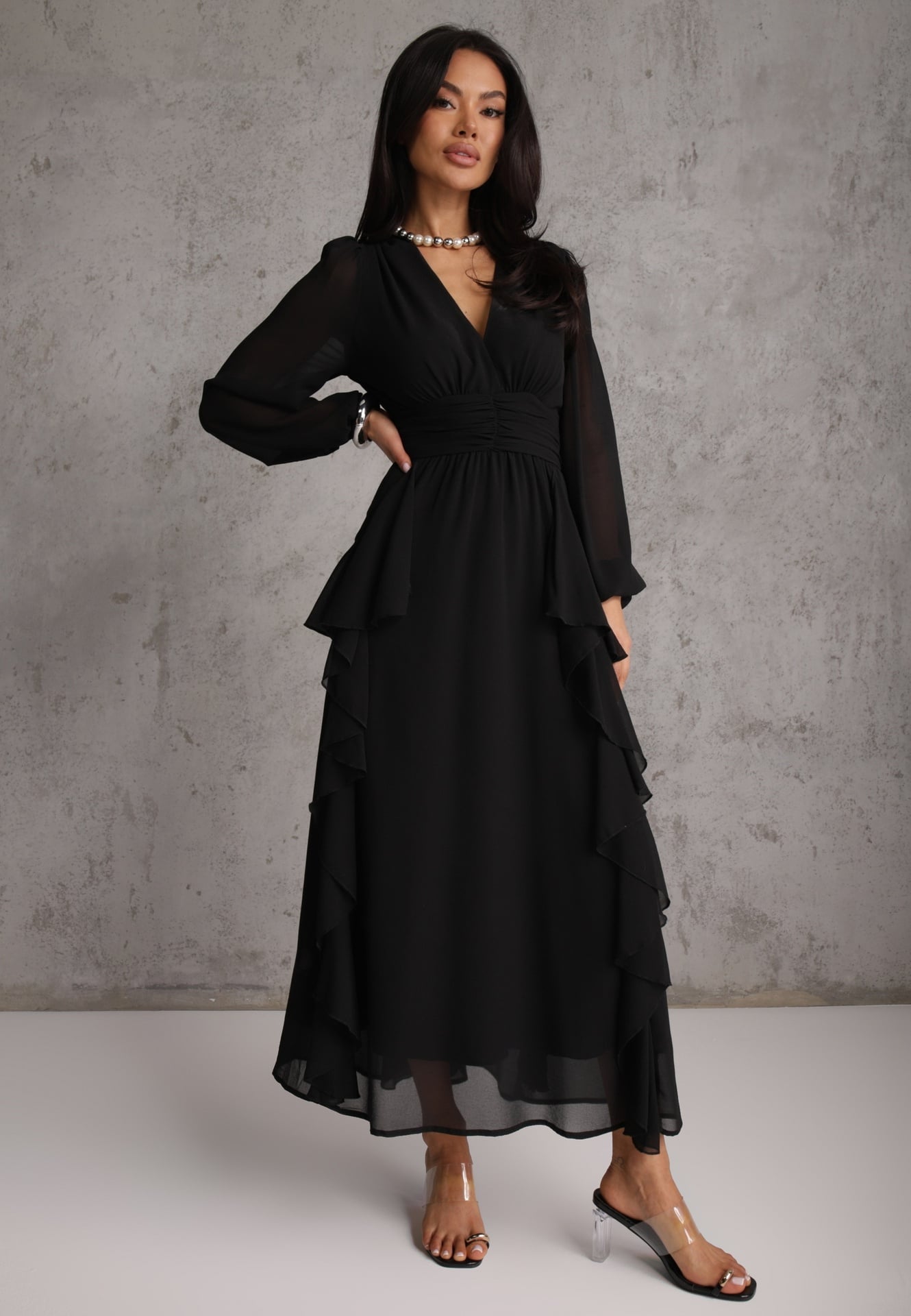 Czarna Rustykalna Sukienka Wieczorowa z Falbanami i Marszczeniem w Talii Himereanes