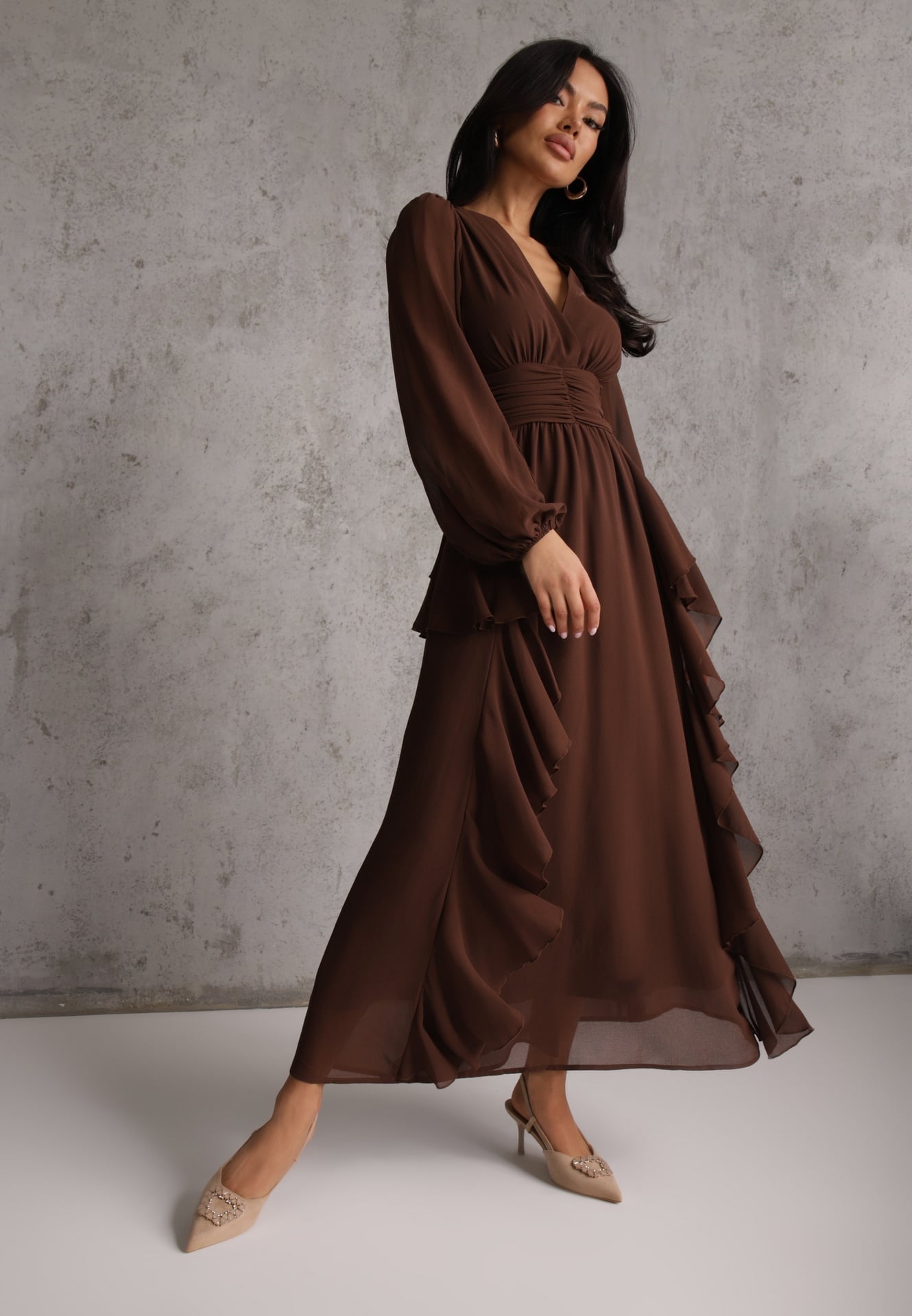 Brązowa Rustykalna Sukienka Wieczorowa z Falbanami i Marszczeniem w Talii Himereanes