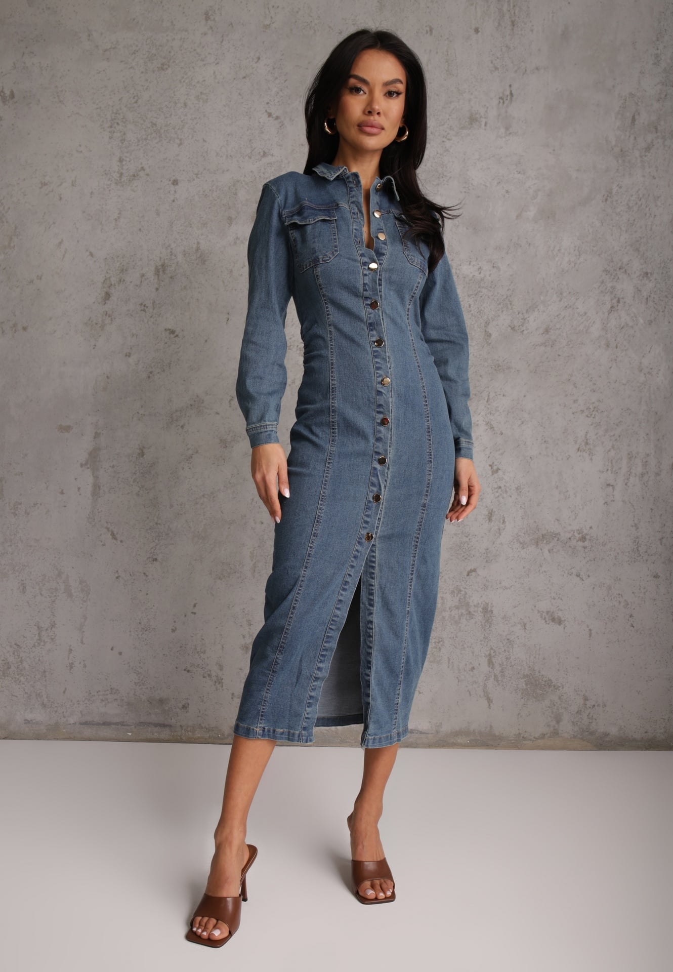 Niebieska Taliowana Sukienka Jeansowa o Koszulowym Fasonie Nezavia