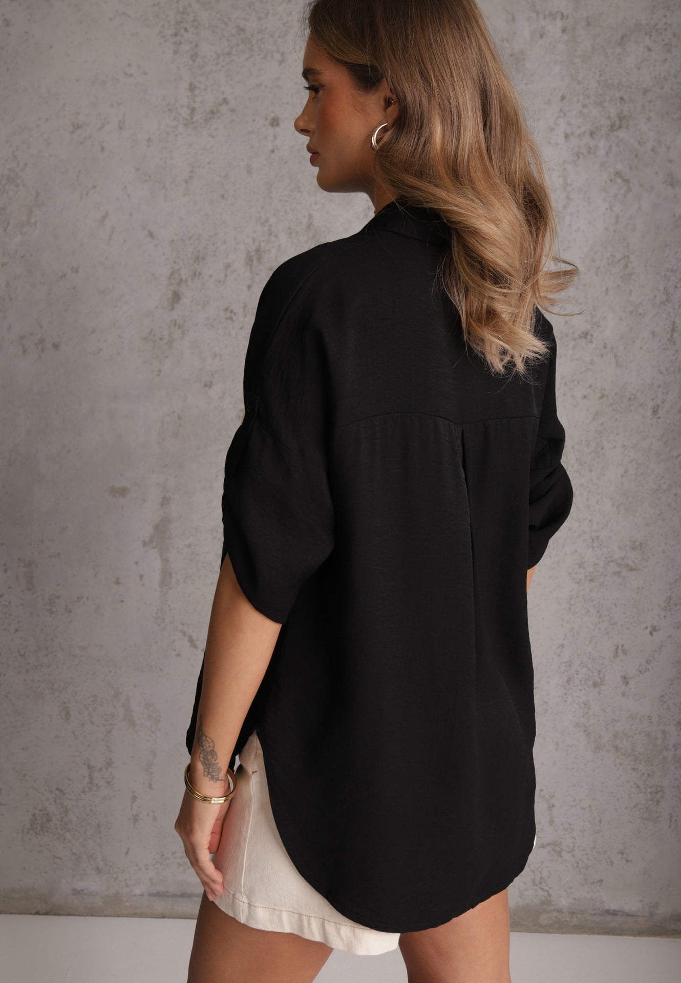 Czarna Nietoperzowa Koszula z Wiskozy z Podpinanymi Rękawami i Haftem Adreaneh