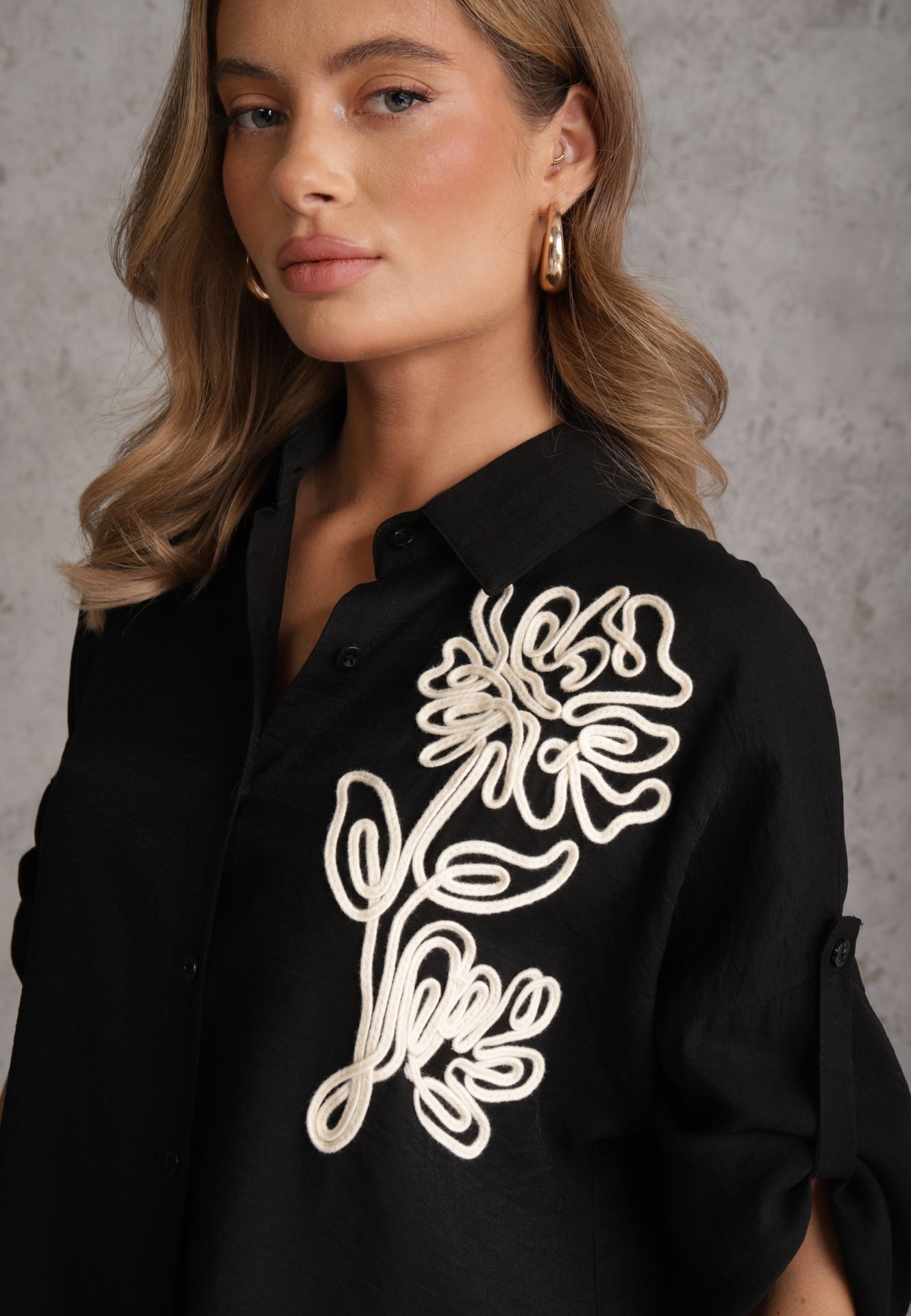 Czarna Nietoperzowa Koszula z Wiskozy z Podpinanymi Rękawami i Haftem Adreaneh