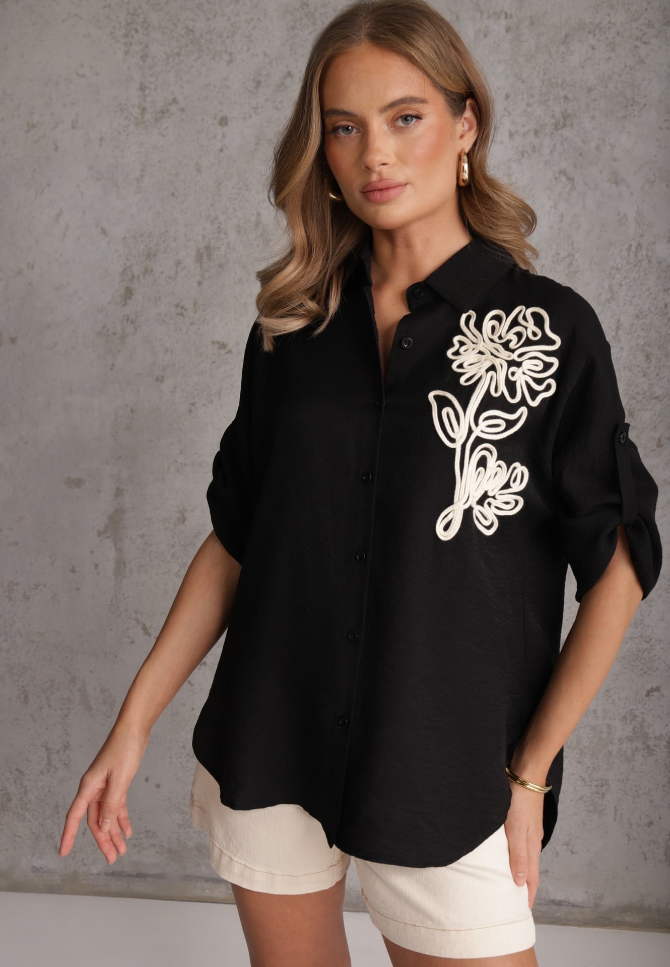 Czarna Nietoperzowa Koszula z Wiskozy z Podpinanymi Rękawami i Haftem Adreaneh