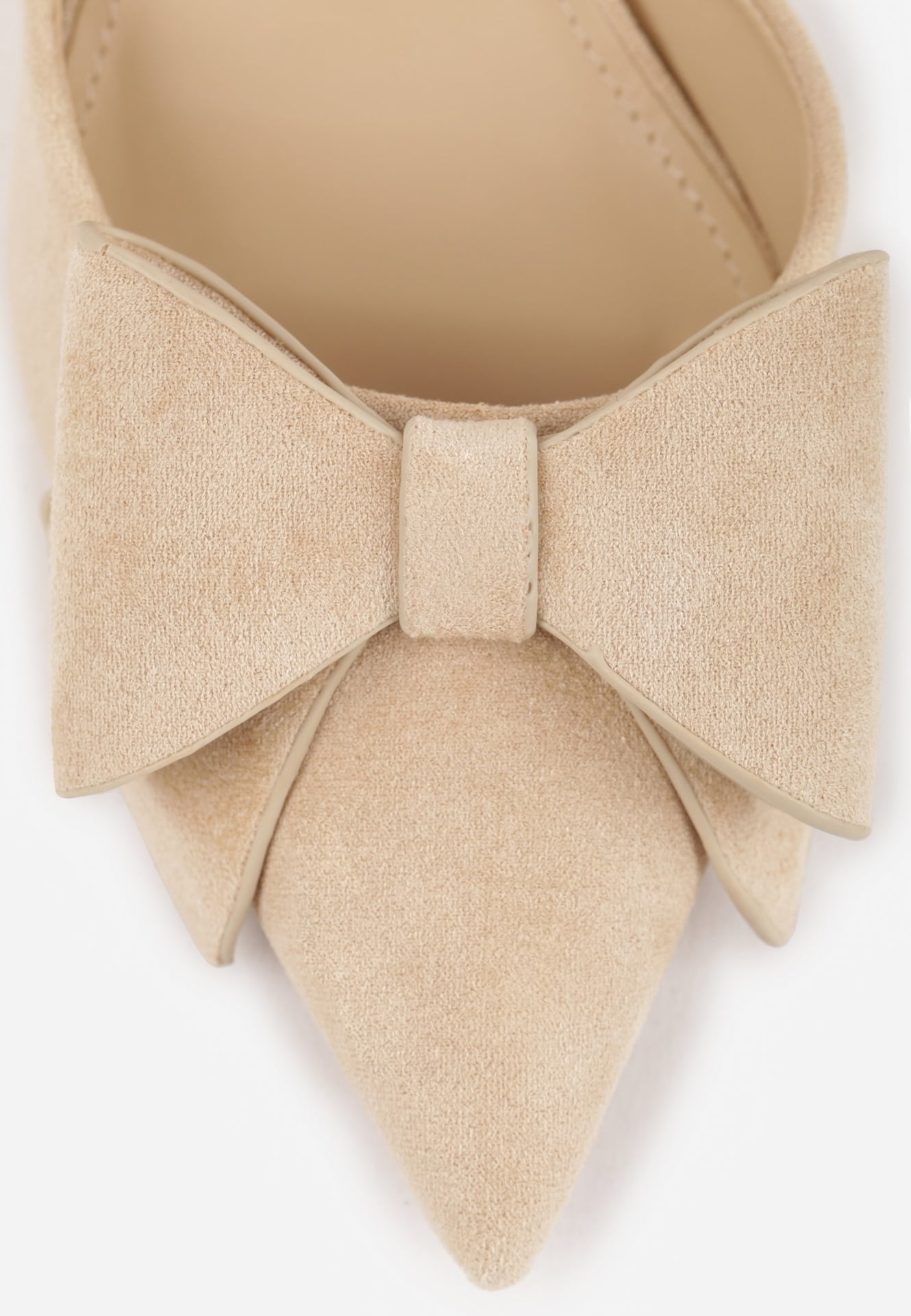 Beżowe Szpilki z Imitacji Zamszu z Paskiem na Piętę i Ozdobną Kokardą Themigeia